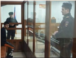 fiatal orosz a birósàg elôtt