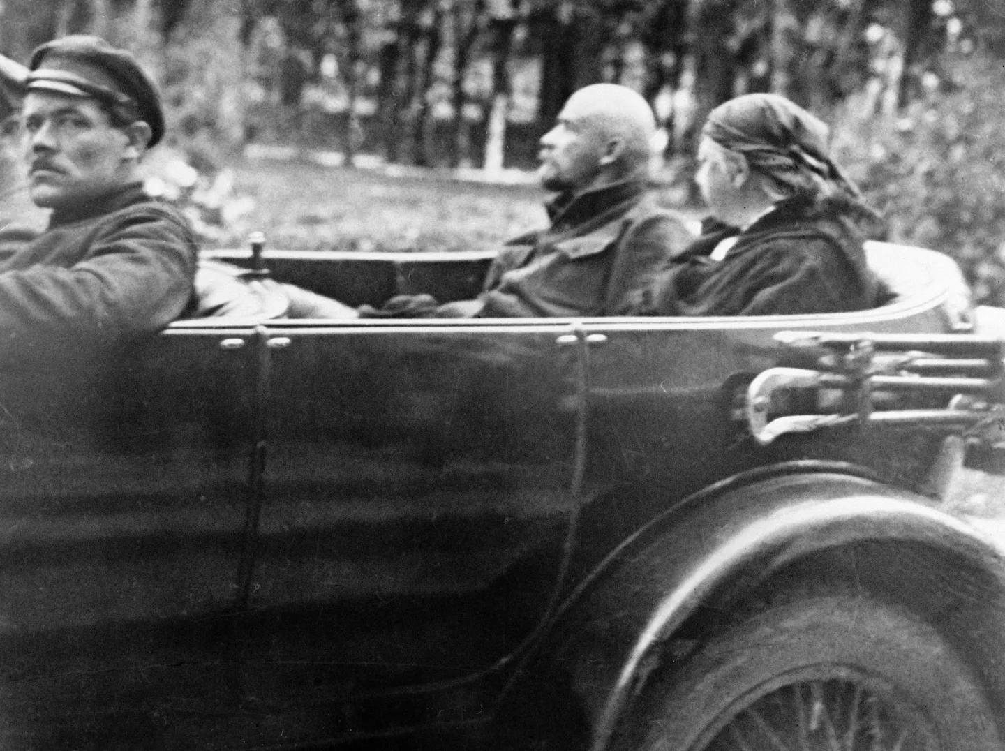 lenin_krupszkaja_autóban.webp